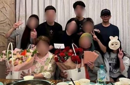 대만 배우 고(故) 서희원을 떠나보낸 구준엽이 가족 모습에 참석한 사진이 공개됐다. 서희원 모친 페이스북 캡처