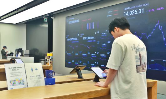 '가상자산이용자보호법'이 시행된 2024년 7월 19일 서울 강남구 업비트 라운지에서 직원이 업무를 보고 있다. 연합뉴스