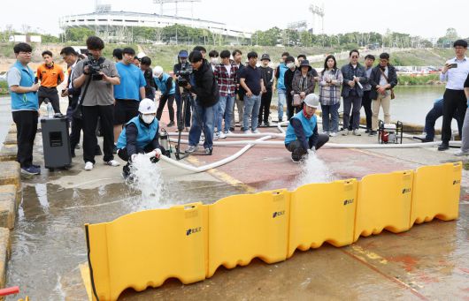 13일 서울 강남구 탄천 세월2교에서 열린 '2025년 풍수해 대비 실무자 교육 및 방재훈련’에서 임시 물막이판 시연이 열리고 있다. 이번 훈련에는 강남구 치수과를 포함한 22개동 주민센터 실무자와 강남소방서 등 유관기관 관계자 등 70여명이 참여해 수중펌프 및 엔진 양수기 실습, 임시 물막이판 시연 등을 진행했다. 이제원 선임기자