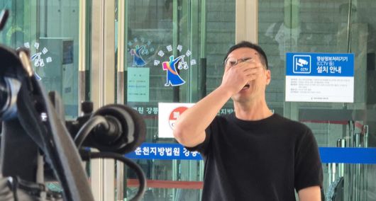 13일 강원 강릉시 난곡동 춘천지법 강릉지원 앞에서 고(故) 이도현 군 아버지 이상훈씨가 재판에서 패소한 뒤 오열하고 있다. 춘천=연합뉴스