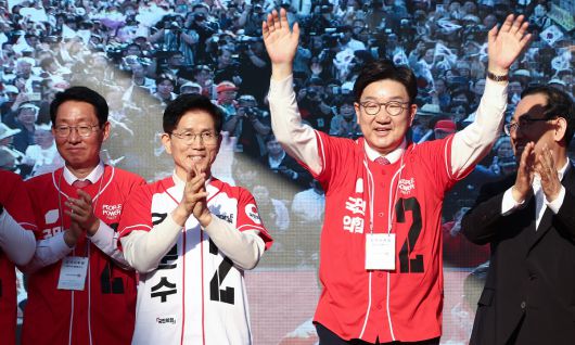 김문수 국민의힘 대통령 후보가 제21대 대통령 선거 공식 선거운동 첫날인 12일 대구 중구 서문시장에서 권성동 원내대표를 소개하자 손뼉을 치고 있다. 대구=뉴스1