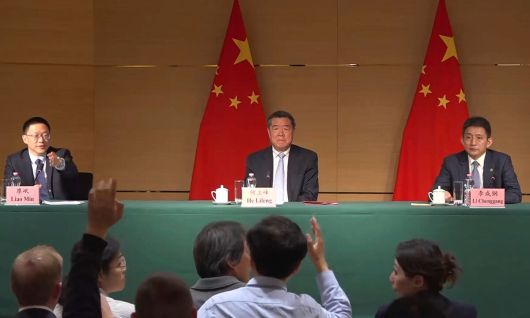 마라톤 협상 뒤 질의응답 11일(현지시간) 유엔 제네바 사무소 주재 스위스 대사관저에서 열린 미·중 고위 당국자 관세 협상 종료 후 중국 측 대표인 랴오민 재정부 부부장(왼쪽부터), 허리펑 국무원 부총리, 리청강 상무부 부부장이 기자들과 만나 질의응답을 하고 있다. 제네바=AP연합뉴스