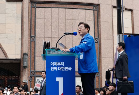 더불어민주당 이재명 대선 후보가 13일 '보수의 심장'이라고 불리는 대구광역시의 동성로 거리에서 집중 유세를 하고 있다. 연합뉴스