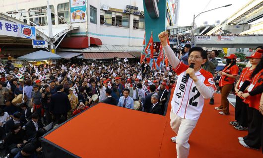 ‘보수 성지’ 대구 찾아 국민의힘 김문수 대선후보가 12일 보수의 심장인 대구 서문시장을 방문해 주먹을 치켜들며 지지자들의 호응을 끌어내고 있다. 대구=이재문 기자