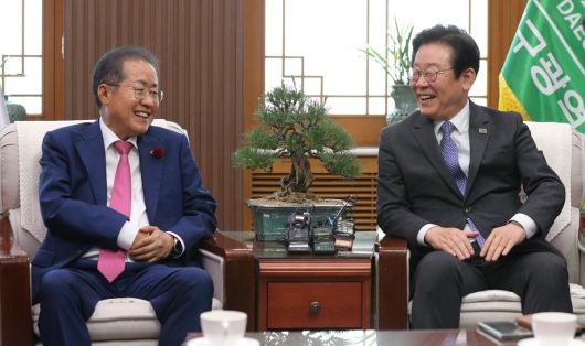 지난 2023년 5월 10일 더불어민주당 이재명 당시 대표가 대구시청 산격청사를 찾아 홍준표 당시 대구시장과 면담하고 있는 모습. 뉴시스