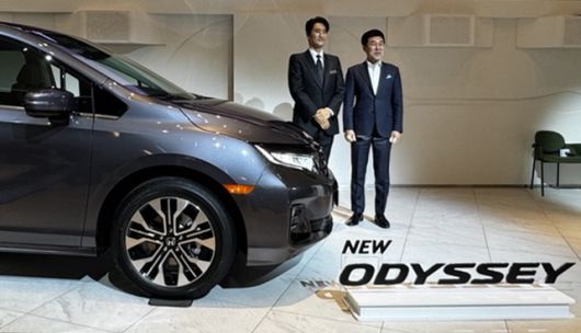 이지홍 혼다코리아 대표이사가 배우 신현준 씨와 포즈를 취하고 있다. 분당=이동준 기자