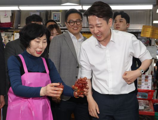 개혁신당 이준석 대선 후보가 14일 부산 자갈치시장을 방문해 상인과 대화를 나누고 있다. 연합뉴스