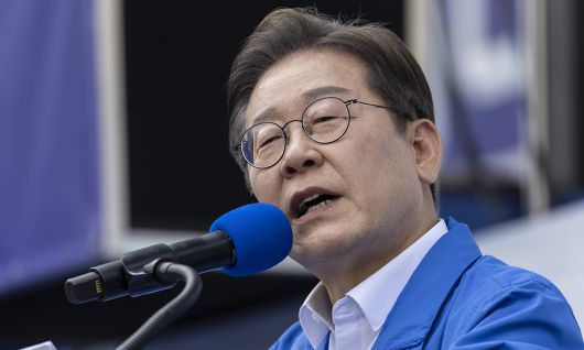 더불어민주당 이재명 대선후보가 14일 경남 창원시 상남분수광장에서 열린 집중 유세에서 연설하고 있다. 연합뉴스