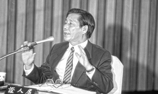 국회 광주특위 청문회에서 정호용 당시 특전사령관이 의원들 질의에 곤혹스러운 표정을 짓고 있는 모습. 연합뉴스