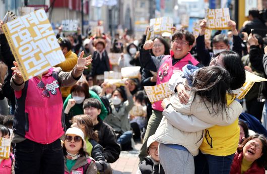 지난달 4일 윤석열 전 대통령이 파면되자 대구 중구 CGV대구한일 앞에서 윤 대통령 탄핵 찬성 집회에 참석한 시민들이 기뻐하고 있다. 뉴시스