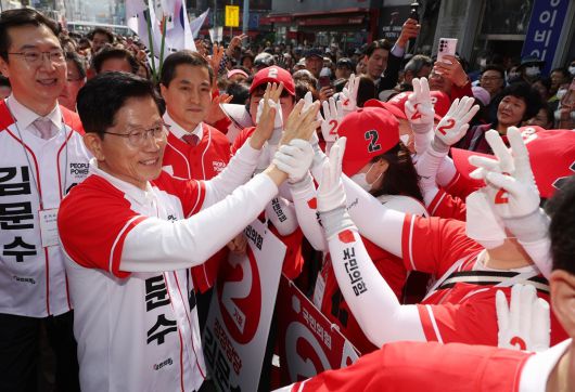 국민의힘 김문수 대선 후보가 14일 경남 진주광미사거리에서 유세를 하기 전 선거운동원과 인사를 하고 있다. 뉴시스