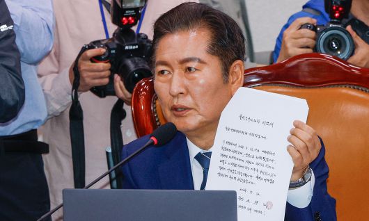 불출석 사유서 공개 정청래 국회 법제사법위원장(더불어민주당)이 14일 서울 여의도 국회에서 열린 법사위 전체회의에서 조희대 대법원장을 비롯한 대법관들의 불출석 사유서를 들어 보이고 있다. 최상수 기자