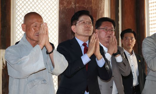 양산 통도사서 합장 국민의힘 김문수 대선 후보(왼쪽 두 번째)가 경남지역 유세에 나선 14일 양산 통도사를 찾아 합장을 하고 있다. 왼쪽 세번째는 같은 당 이헌승 의원. 양산=뉴시스