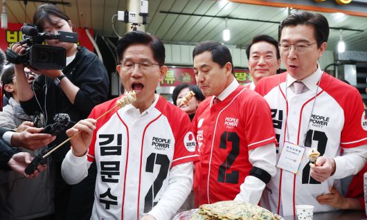 시장 어묵 맛보는 김문수 국민의힘 김문수 대선 후보(왼쪽)가 14일 경남 진주중앙시장에서 어묵을 먹고 있다. 왼쪽부터 김 후보, 박대출 사무총장, 강민국 의원. 진주=연합뉴스