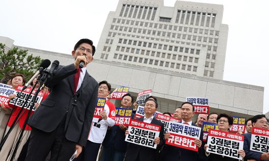 국민의힘 김문수 대선 후보가 15일 서울 서초구 대법원 앞에서 열린 사법부 수호 및 더불어민주당 규탄대회에서 발언하고 있다. 연합뉴스