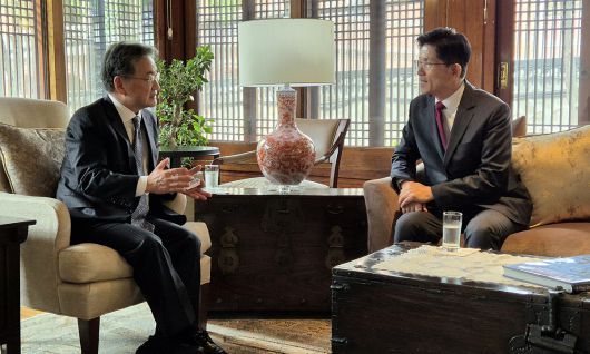 국민의힘 김문수 대선 후보가 15일 서울 중구 주한미국대사관저에서 조셉 윤 미국 대사 대리와 만나 대화하고 있다. 국민의힘 제공