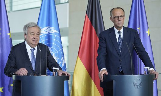 안토니우 구테흐스 유엔 사무총장(왼쪽)과 프리드리히 메르츠 신임 독일 총리가 14일(현지시간) 베를린에서 만나 회담한 뒤 공동 기자회견을 하고 있다. AP연합뉴스