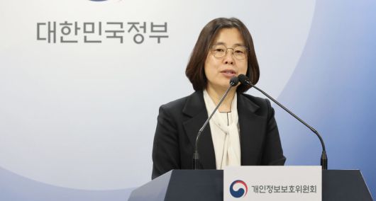김해숙 개인정보보호위원회 조사1과장이 15일 서울 종로구 정부서울청사에서 열린 개인정보위 제11차 전체회의 결과 브리핑에서 테무에 대한 과태료 부과를 발표하고 있다. 뉴스1