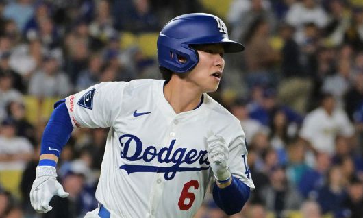 다저스의 김혜성이 같은 날 애슬레틱스와 홈 경기에서 5회 데뷔 첫 홈런을 터뜨린 뒤 타구를 바라보며 달리고 있는 모습. 로스앤젤레스=AP뉴시스