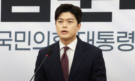 국민의힘 비상대책위원장으로 임명된 김용태 의원이 15일 국회에서 기자회견을 열고 발언하고 있다. 연합뉴스