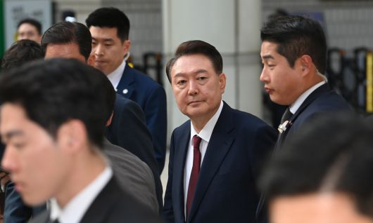 윤석열 전 대통령이 12일 오전 서울 서초구 중앙지방법원에서 열린 내란 우두머리 혐의, 직권남용 권리행사방해 혐의 사건 3차 공판을 마치고 법원을 나서고 있다. 뉴스1