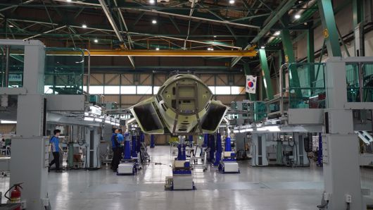 경남 사천 한국항공우주산업(KAI) 고정익동에서 KF-21 양산기가 조립되고 있다. KAI 제공