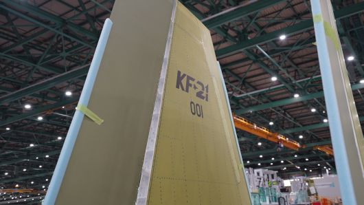 경남 사천 한국항공우주산업(KAI) 고정익동에서 제작된 KF-21 양산 1호기의 수직꼬리날개. KAI 제공