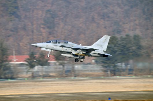 MK-82 폭탄을 장착한 FA-50 경공격기가 활주로를 박차고 이륙하고 있다. 세계일보 자료사진