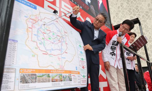 국민의힘 김문수 대선 후보가 16일 경기 화성시 동탄역 앞에서 GTX 관련 공약 발표를 하고 있다. 연합뉴스