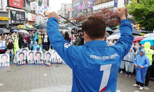 더불어민주당 이재명 대선 후보가 16일 전북 전주시 전북대 후문에서 열린 유세에서 지지를 호소하고 있다. 공동취재