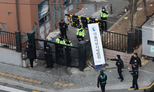 윤석열 전 대통령이 내란 우두머리 혐의로 구속되자 일부 윤 전 대통령 지지자들이 서울서부지방법원 내부로 난입해 불법폭력사태를 일으킨 지난 1월 19일 서부지법 현판이 파손돼 있다. 연합뉴스