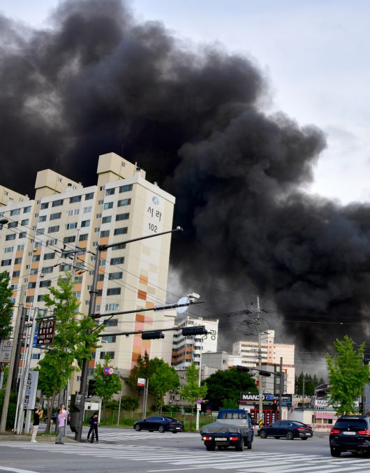 금호타이어 광주공장에서 발생한 화재가 10시간 이상 지속되고 검은 연기가 인근의 아파트로 이동하면서 17일 오후 광주 광산구 소촌동 인근 아파트 주민들에게 대피령이 내려졌다. 광주=뉴시스