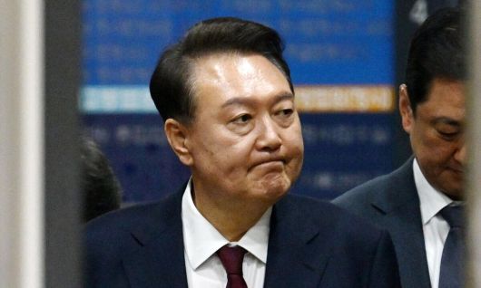 윤석열 전 대통령이 12일 서울 서초구 중앙지방법원에서 열린 내란 우두머리 혐의, 직권남용 권리행사방해 혐의 사건 3차 공판을 마친 뒤 법정을 나서고 있다. 사진공동취재단