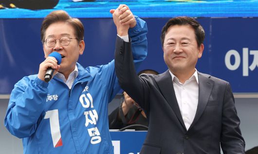 이재명 더불어민주당 대통령 후보가 17일 광주 서구 김대중컨벤션센터 광장에서 열린 집중유세에서 국민의힘 탈당 후 개혁신당 정책위의장을 맡았던 김용남 전 의원을 소개하고 있다. 광주=뉴스1