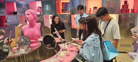 16일 무신사 스토어 성수@대림창고에서 ‘정샘물 쿠션 아트 스쿨’을 콘셉트로 열린 팝업 현장. 박윤희 기자