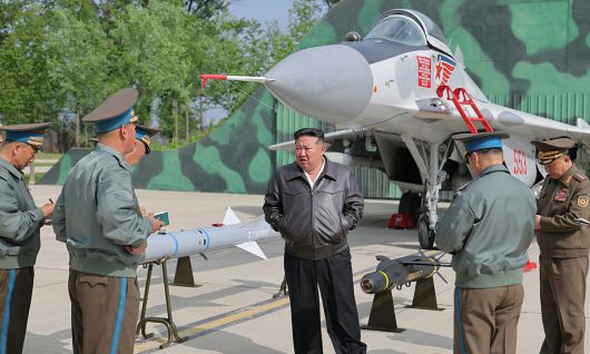 북한 노동당 기관지 노동신문은 17일 “경애하는 김정은동지께서 5월 15일 조선인민군 근위 제1공군사단 관하 비행연대를 방문하시고 공군비행대들의 반항공전투 및 공습훈련을 지도했다”고 보도하며 관련 사진을 공개했다. 사진에는 김 위원장 뒤쪽으로 신형 장거리 공대공미사일과 정밀유도폭탄으로 추정되는 무기들과 미그-29 전투기가 있다. 노동신문·뉴스1
