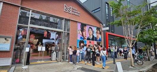 16일 무신사 스토어 성수@대림창고에서 ‘정샘물 쿠션 아트 스쿨’을 콘셉트로 열린 팝업 현장. 입장을 기다리는 방문객들로 긴 줄이 이어졌다. 박윤희 기자