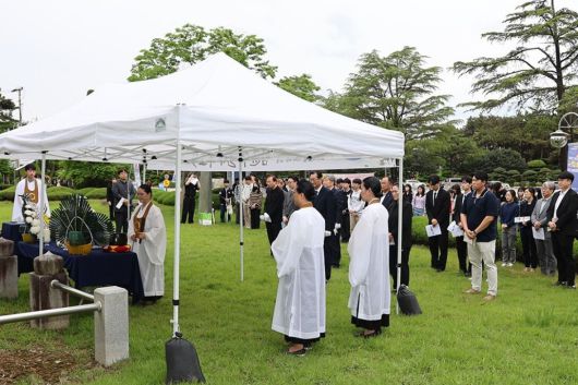 17일 원광대학교에서 원불교 교무들을 비롯해 교수, 학생, 시민 등이 참석한 가운데 임균수 열사 45주기 추도식을 진행하고 있다. 원광대 제공