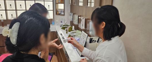 무신사 뷰티 페스타 팝업 스토어 ‘넥스트 뷰티존’에서 방문객이 이벤트 참여 후 상품을 수령하고 있다. 박윤희 기자