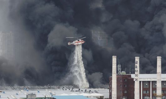 17일 광주 광산구 소촌동 금호타이어 광장공장에서 화재가 발생해 소방당국이 소방헬기를 동원해 진화 작업을 하고 있다 뉴스1