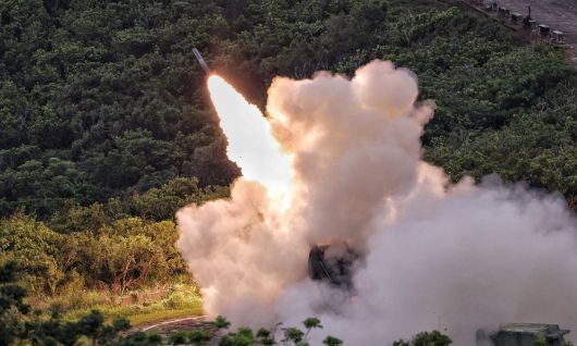 대만군이 12일 핑둥현 주펑 기지에서 미국산 고속기동포병로켓시스템(HIMARS·하이마스)의 실사격 훈련을 하고 있다. 대만군은 유사시 하이마스를 이용해 지난 1월부터 인도가 시작된 사거리 약 300㎞의 에이태큼스(ATACMS) 미사일을 중국 본토 푸젠성으로 발사할 수 있는 것으로 전해졌다. 핑둥=AFP연합뉴스