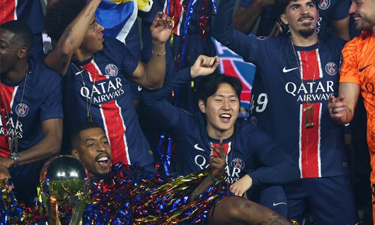 PSG 이강인(가운데)이 18일 프랑스 파리 파르크 데 프랭스에서 열린 2024∼2025시즌 리그1 최종전을 마친 뒤 열린 우승 기념 행사에서 트로피를 앞에 두고 팀원들과 함께 기쁨을 나누고 있다. 파리=로이터연합뉴스