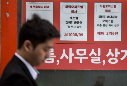 서울 시내 한 부동산에 오피스텔 매물 정보가 붙어있는 모습. 뉴시스