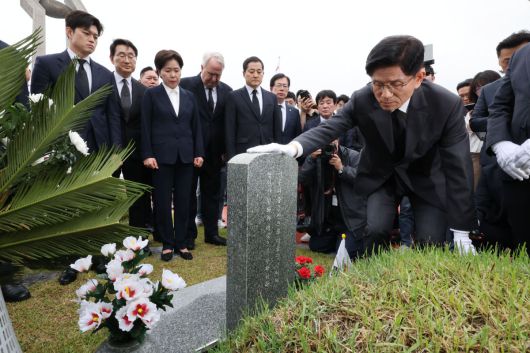 국민의힘 김문수 대선후보가 지난 17일 광주 북구 국립 5·18민주묘지를 찾아 무명열사 묘비를 살펴보고 있다. 뉴시스