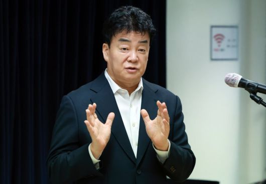 백종원 더본코리아 대표가 지난 3월 서울 서초구 스페이스쉐어 강남역센터에서 열린 정기 주주총회에서 발언하고 있다. 뉴스1