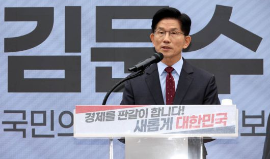 국민의힘 김문수 대선후보가 18일 서울 여의도 국민의힘 중앙당사에서 경제 공약을 발표하고 있다. 뉴스1