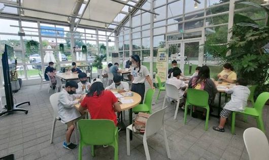 충북 음성군 대소면에 있는 팩토리투어센터에서 참가자들이 산업여행 체험을 하고 있다. 음성군 제공