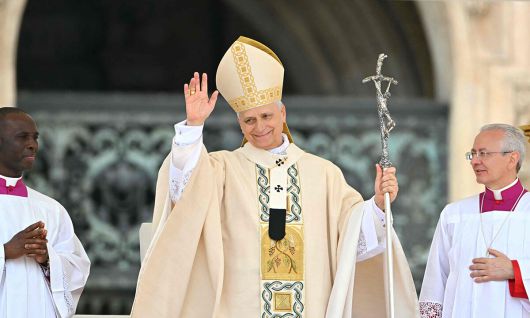‘어부의 반지’ 끼고 인사하는 교황 레오 14세 교황(가운데)이 18일(현지시간) 바티칸 성베드로광장에서 즉위미사를 집전한 뒤 환호하는 사람들을 향해 손을 흔들어 인사하고 있다. 오른손에 착용한 ‘어부의 반지’는 초대 교황 성 베드로를 상징하는 인장이 새겨진 것으로, 바티칸 공식문서 서명날인에 사용되는 교황권의 상징이다. 바티칸=AFP연합뉴스