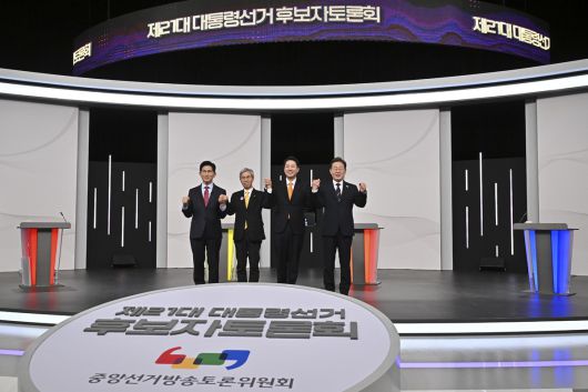 18일 서울 마포구 SBS프리즘타워에서 열린 중앙선거방송토론위원회 주관 제21대 대통령선거 후보자 토론회에서 각 정당 대선 후보들이 선전을 다짐하고 있다. 왼쪽부터 국민의힘 김문수, 민주노동당 권영국, 개혁신당 이준석, 더불어민주당 이재명 대선후보. 뉴시스