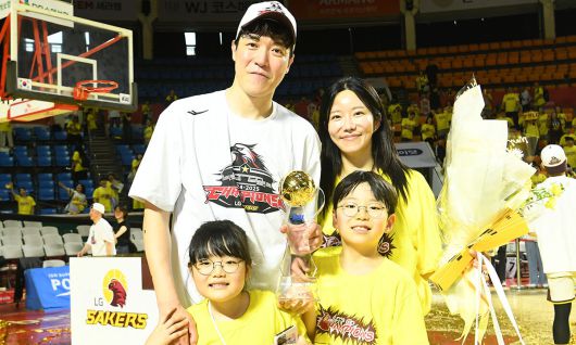 아내, 자녀와 기념촬영을 한 허일영은 “좋은 아빠, 부끄럽지 않은 남편이 돼 너무 기쁘다”고 했다. KBL 제공